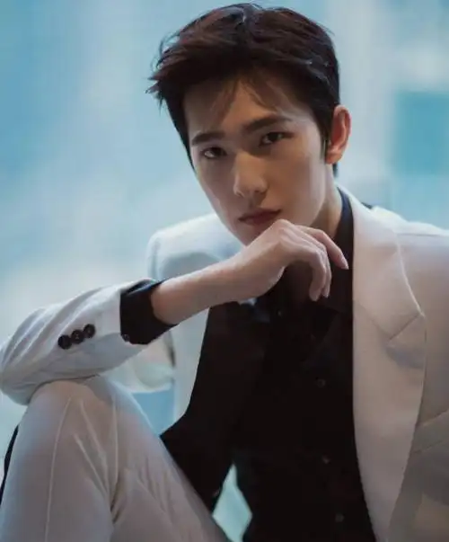 长发的杨洋总带着点青涩感,白色外衣搭配黑色衬衫,颇有几分职场新贵之