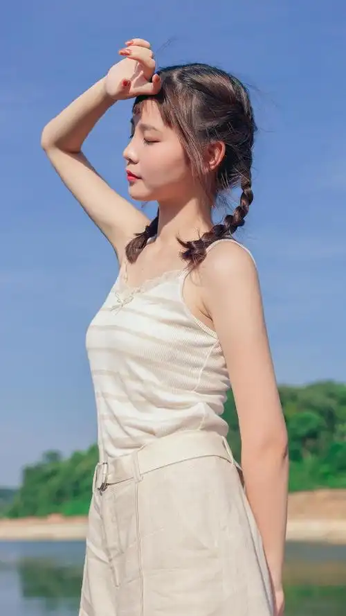 户外麻花辫子小女生青春无极限