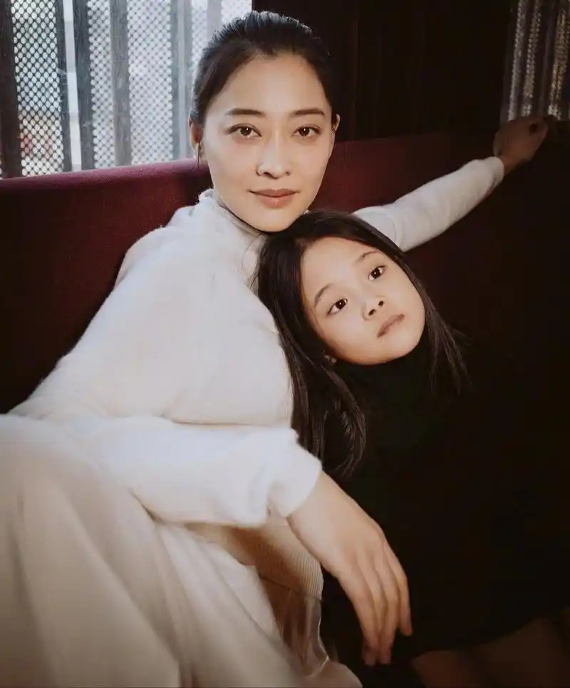 梅婷携儿女拍摄大片儿子淘气可爱女儿甜美俏丽和妈妈一样美