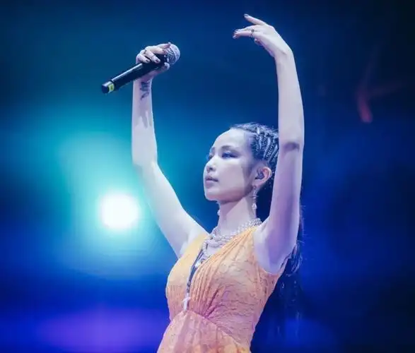 她婚姻失败,嗓子哑了,耳朵毁了…这个曾火遍亚洲的女人又回来了!