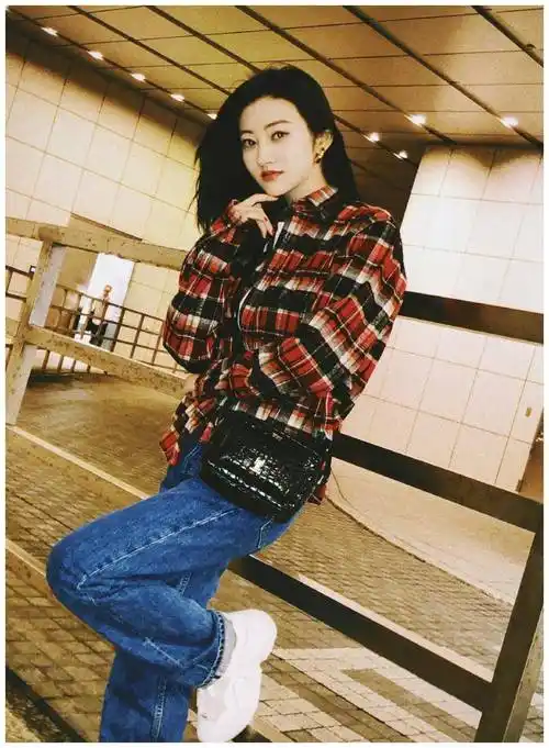 景甜换新发型,32岁秒变22岁少女,格子衬衫搭配牛仔裤超有品味_景天