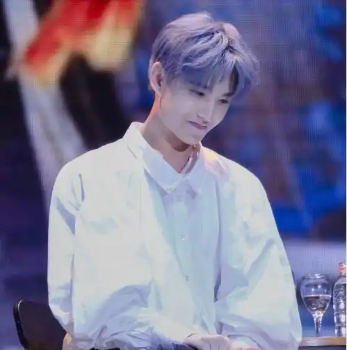 杨洋解锁新"发色"! 网友: 看着像韩国? 好美!