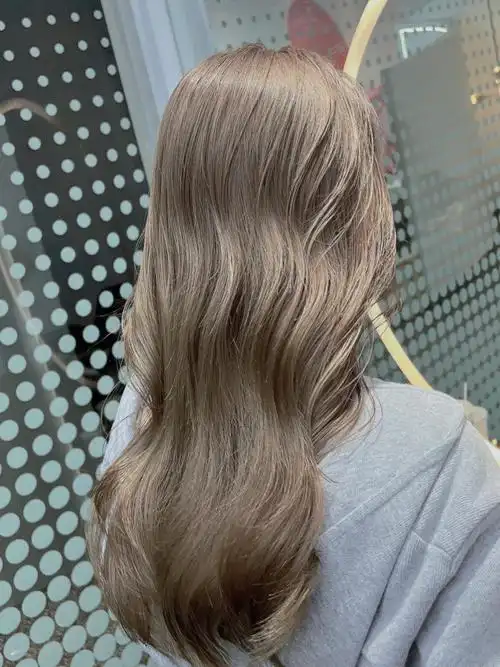 款发色奶茶灰棕色这款发色需要褪色漂色到八度整体效果呈现出灰色雾感