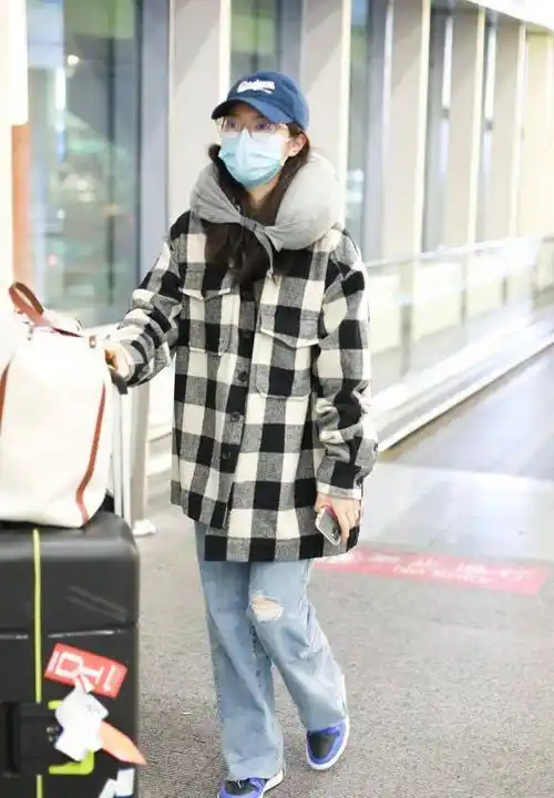 赵今麦身穿格子衬衫街拍,为你演绎经典时尚美,百看不厌倦_大衣_元素