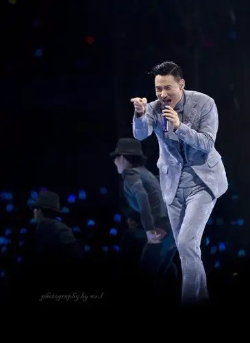 如果你表情包不够用了,去看张学友演唱会吧,满场全是素材