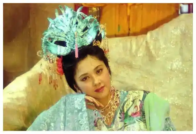 西游记中扮演唐僧母亲的她被导演租飞机接到片场