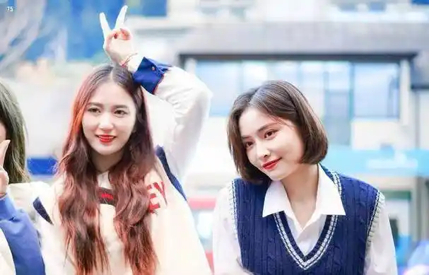 此后,许佳琪和吴哲晗拍了合照,面对着镜头两人露出了甜笑,吴哲晗还比