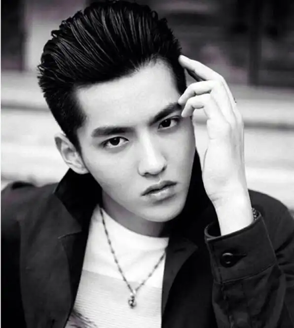 平日里吴亦凡就给大家一种痞帅痞帅的感觉,看过他的寸头造型,也是十分