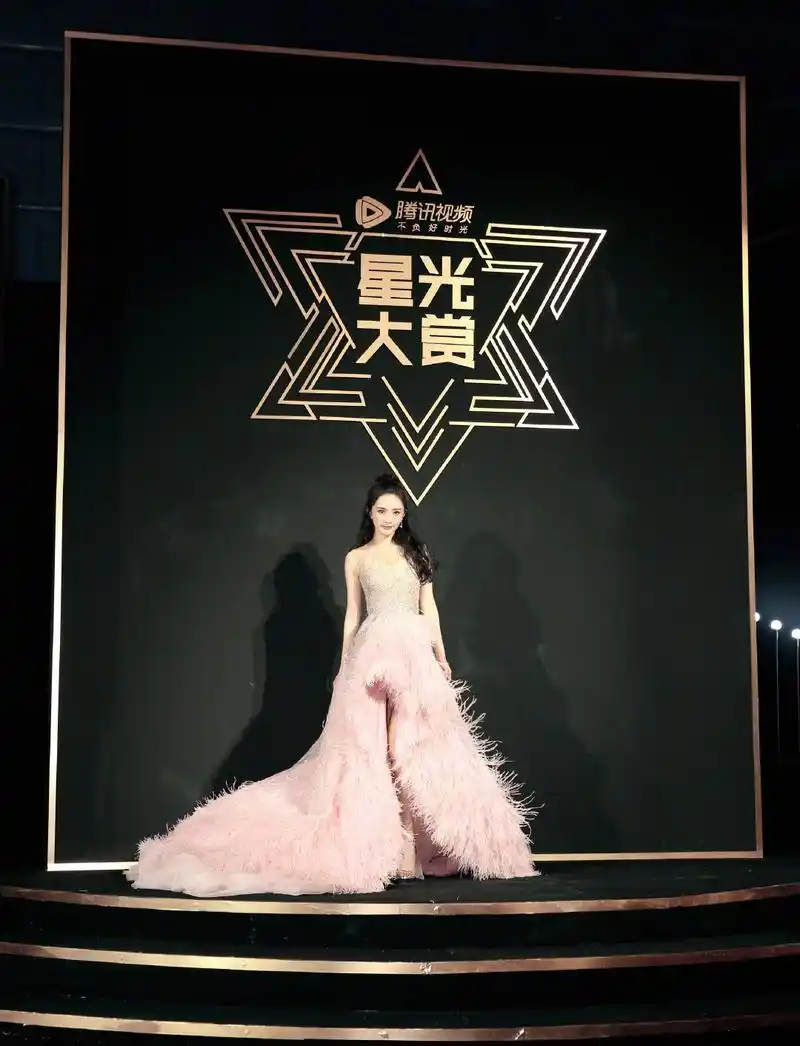 昨日腾讯星光大赏之际杨幂身着georges hobeika 粉色羽毛礼裙惊艳亮相