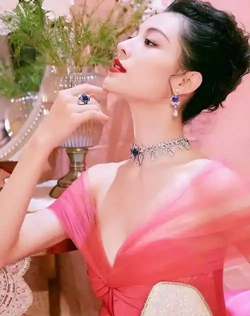 成龙接着捧,洪金宝等着捧,年纪轻轻就被大佬们钟爱_钟楚曦_电影_合作