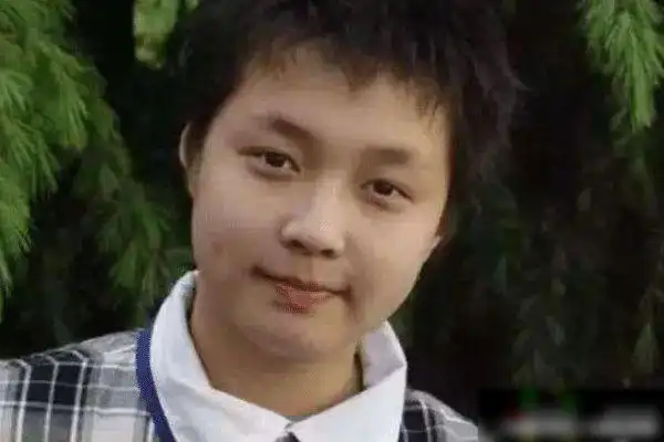 亲爱的热爱的儿时照片曝光李现胖出天际而他从小帅到大