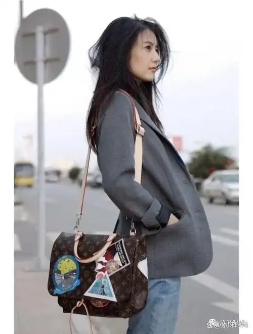 秋冬要想穿出氛围感,还得看高圆圆!