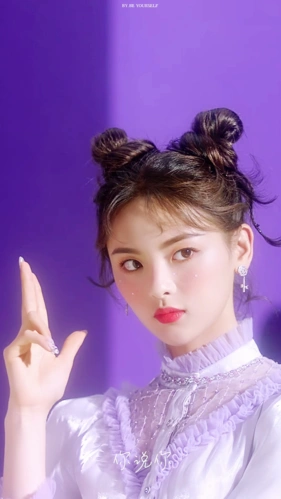 组图:杨超越解锁新发型!哪吒头俏皮灵动 棒棒糖耳钉显可爱气质