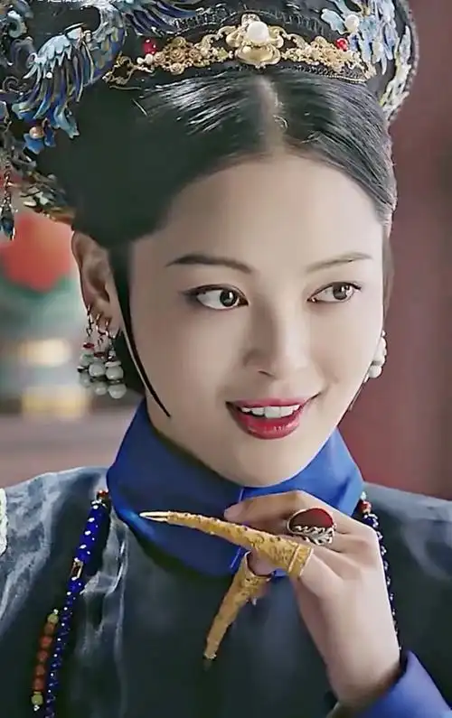 《如懿传》里,辛芷蕾饰演的嘉贵妃金玉妍,是一个美艳不可方物的异族