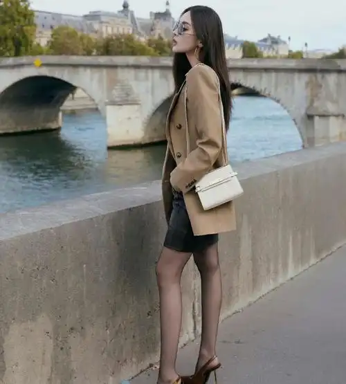 天生尤物古力娜扎一双黑丝大长腿让你领略真正的腿精