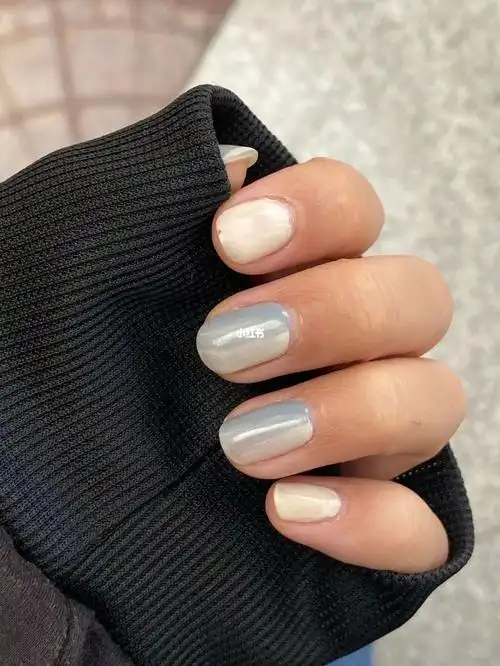 蓝白晕染渐变美甲指甲油