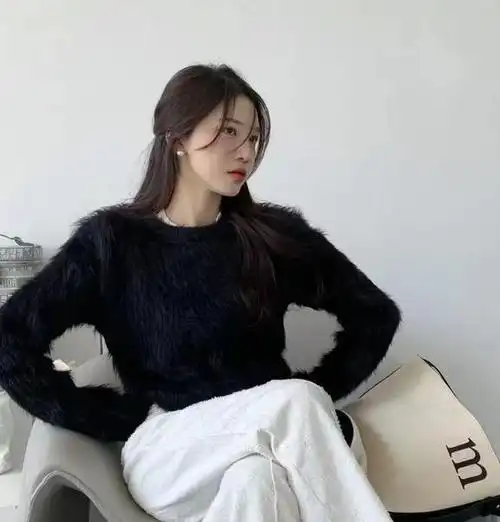 黑色对于皮肤白的宝宝来说,真的好显白,宽松版型的懒惰毛衣搭配黑灰色