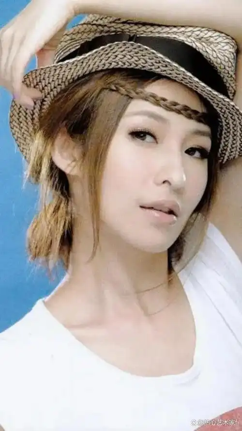 萧亚轩的风流情史,谈过男友超过10位,今44岁却依然单身未婚