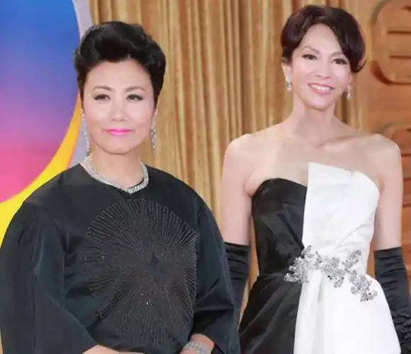 73岁汪明荃同框小10岁郑裕玲,穿礼裙姿态各异,自然脸更抗老_紫红色