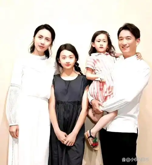 黄磊一家周末聚餐,大女儿黄多多负责烤串,小儿子负责享受美味