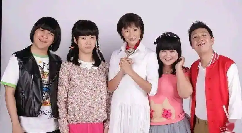 从凤凰传奇到周晓鸥,每一期都惟妙惟肖,让人捧腹.