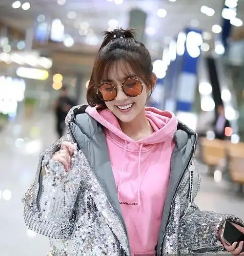 孟子义一身亮片外套现身机场银光闪闪,网友:自带闪光灯啊