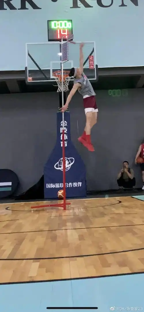比篮筐还高陈登星秀出逆天弹跳