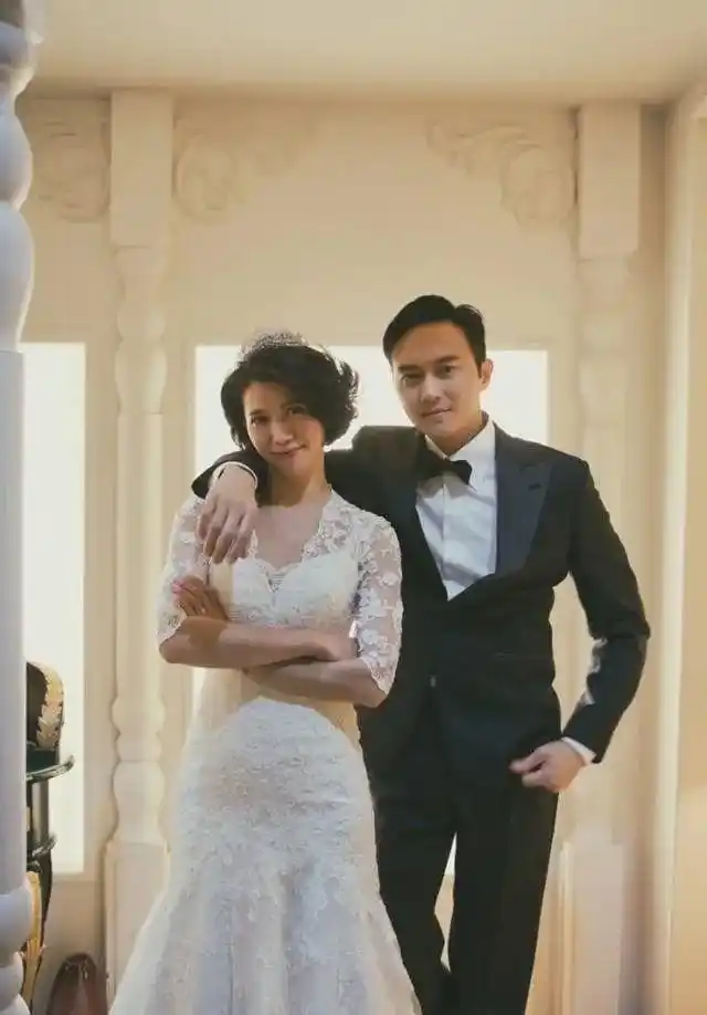 袁咏仪首次直播带货,男神老公张智霖现身撒狗粮,网友:太冻龄了