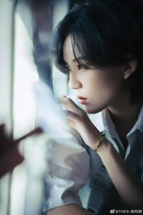 组图:陆柯燃晒国庆假期写真 素颜顺毛自拍好可爱