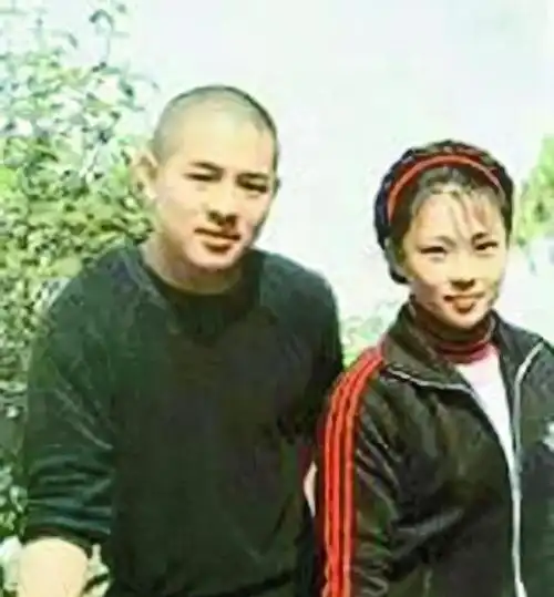 利智62岁幸福难掩被李连杰抛弃住贫民窟10年的黄秋燕怎样了