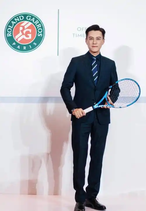 44岁靳东时髦造型,西装 牛仔裤,绅士范十足!