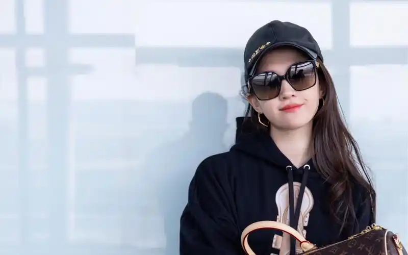 刘亦菲出发巴黎时装周