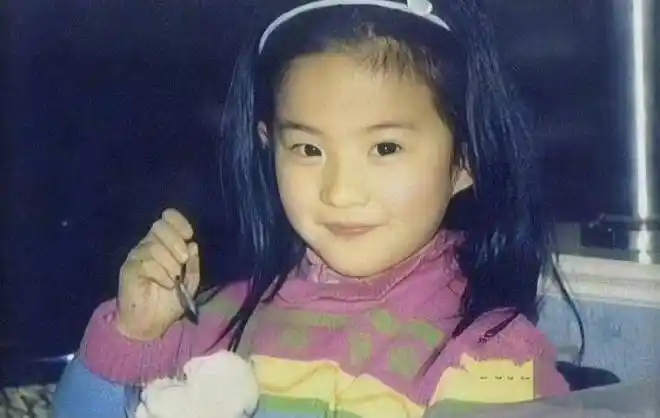 刘亦菲的古典美小脸与小时候婴儿胖脸相差甚远化了妆更加精致