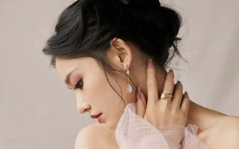 林允粉纱裙优雅写真桌面壁纸