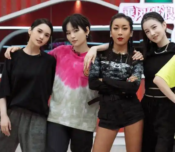 《浪姐2》练习室大片曝光,李菲儿暴露身高缺陷,那英舞姿像做法_姐姐