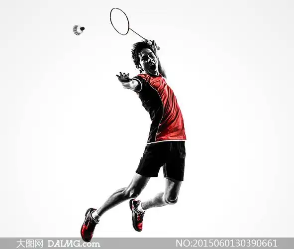 大力反弓跳杀的羽毛球男子高清图片