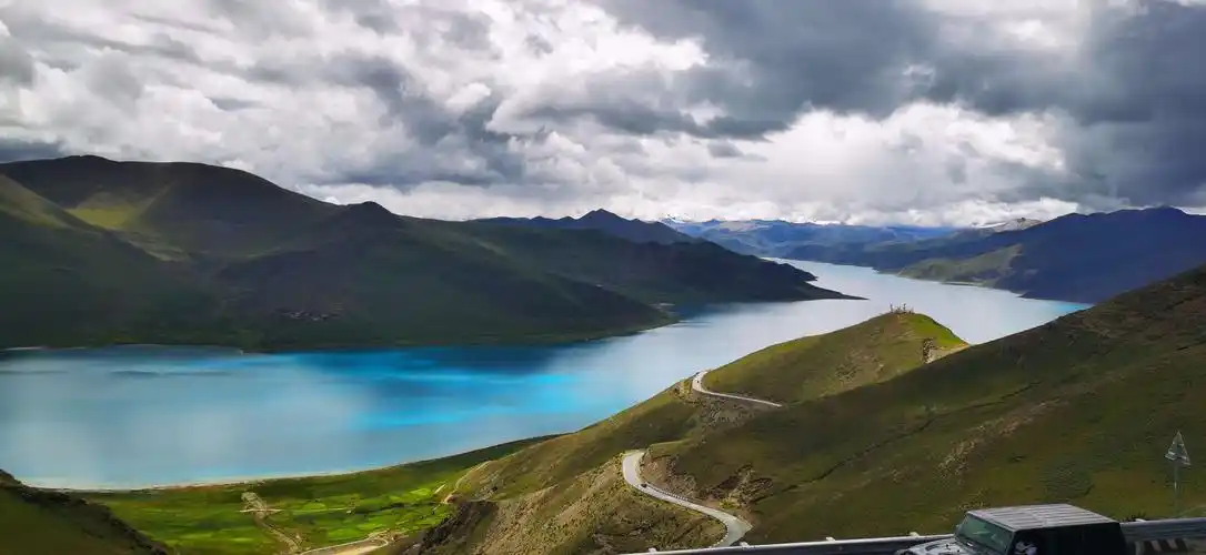 羊卓雍错～藏语意为"碧玉湖","天鹅池",是西藏三大圣湖之一,位于