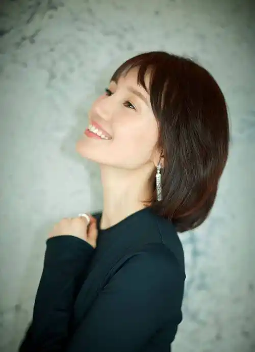 袁泉剪掉十年长发是对的,不光提升了袁泉,衣服品味超级高级感_显得_女