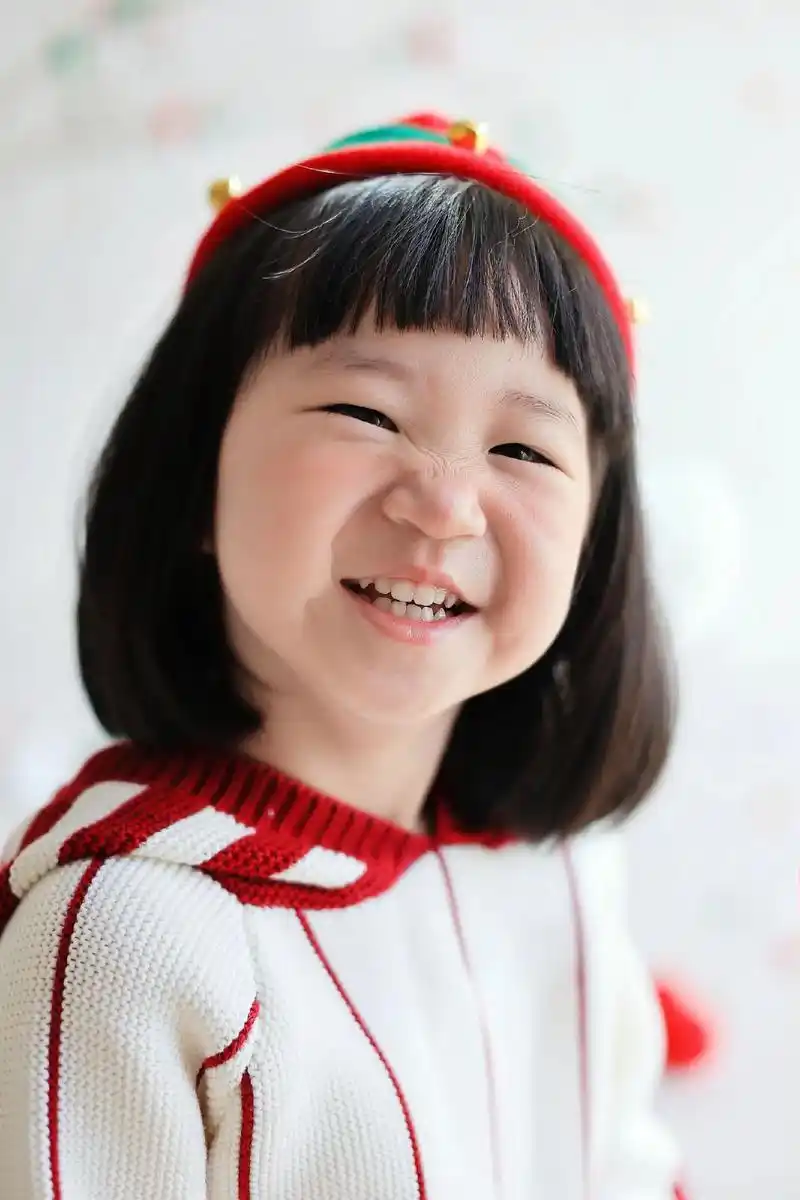 谁还没有个圣诞小可爱呢～#圣诞节 #治愈系笑容 #最萌小女孩 - 抖音