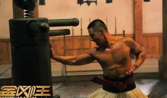 他的肌肉比甄子丹还要壮原本是一名唱跳歌手现转型成为动作演员