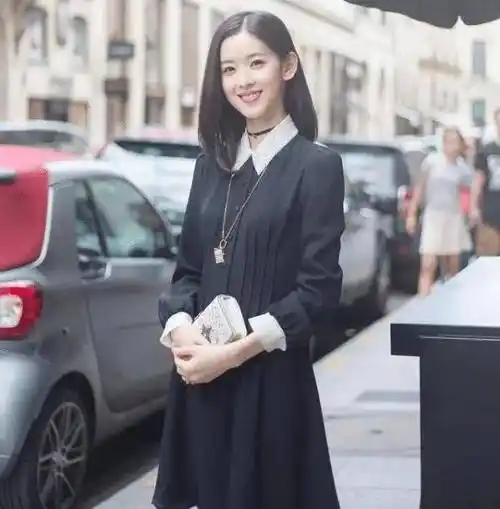 富商老婆章泽天高调亮相,穿裸粉色连衣裙c位看秀,气质太出众_版型_的