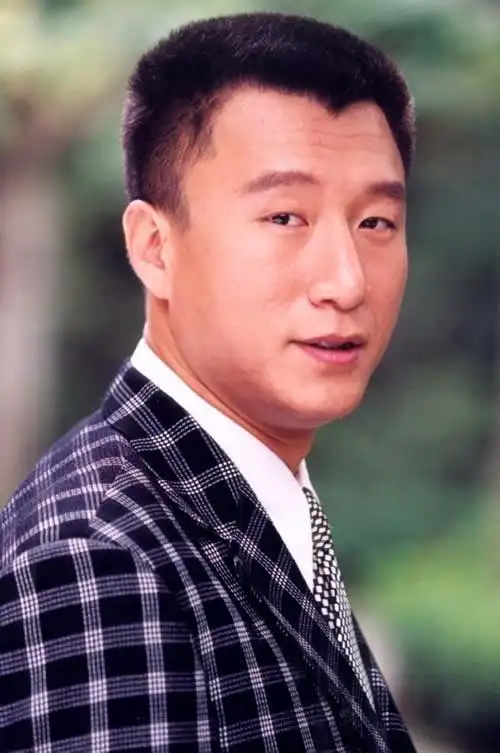 除了奖杯之外,还有三百三十元的奖金,那时候对于孙红雷一家来说,就