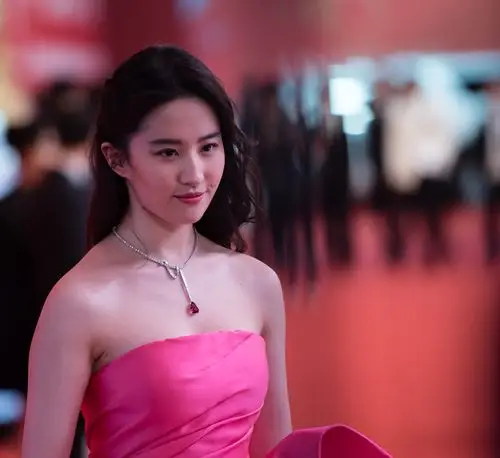 刘亦菲上海国际电影节红毯