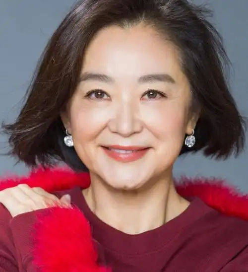 68岁林青霞晒庆生照微微一笑很倾城她穿红衣显年轻20岁