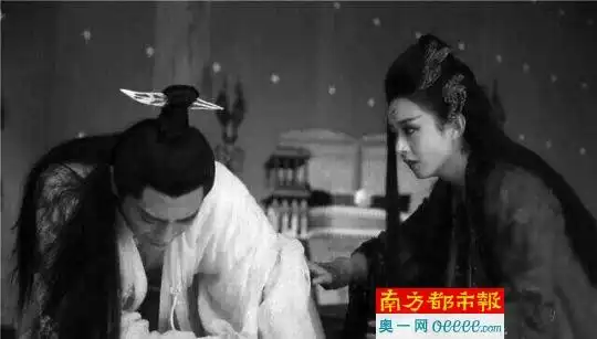 白子画身中剧毒魔性大发,强吻花千骨的"血吻"画面,也被"简化"了.