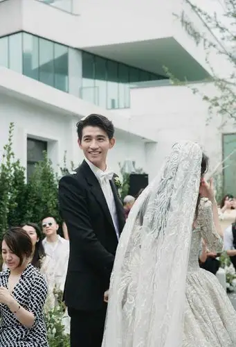 1/ 12 搜狐娱乐讯 17日,李子峰发微博晒婚礼现场照片.