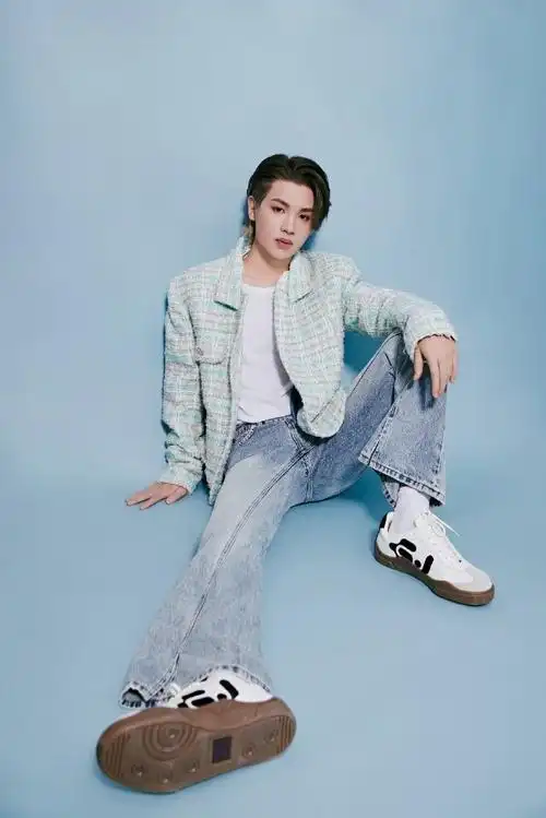 黄明昊你好星期六小香风造型