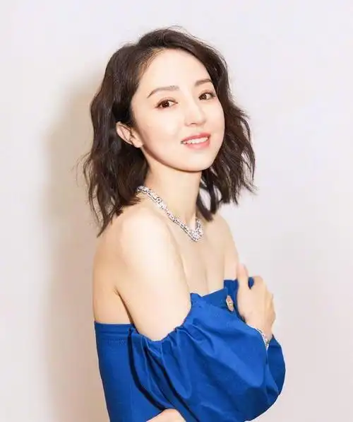 "女神龙"董璇年过40,身材十分丰腴性感,比年轻时更成熟迷人