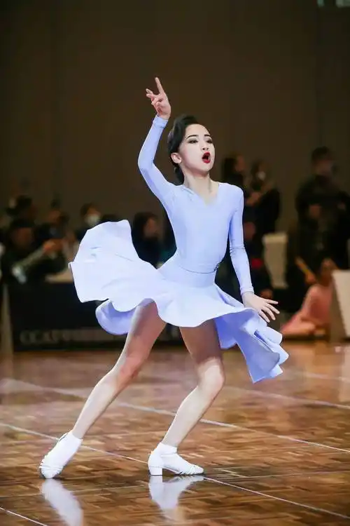 等待音乐响起的时间里,更绝的在后面,"种草"国标舞,只需这短短5秒钟.