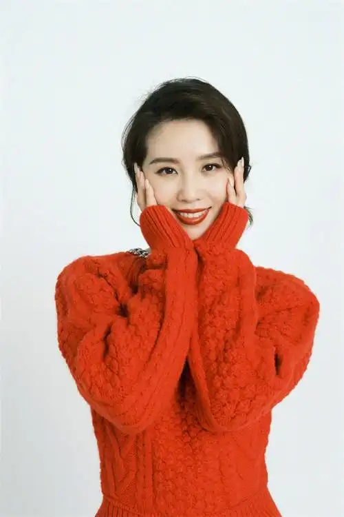 刘诗诗新年红毛衣裙好喜气 对镜比心甜笑喜迎2021